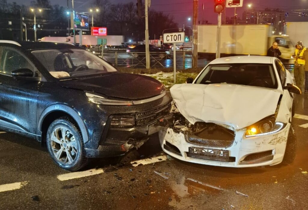 В Петербурге пьяный водитель &#171;Ягуара&#187; проехал перекресток на красный и устроил массовое ДТП