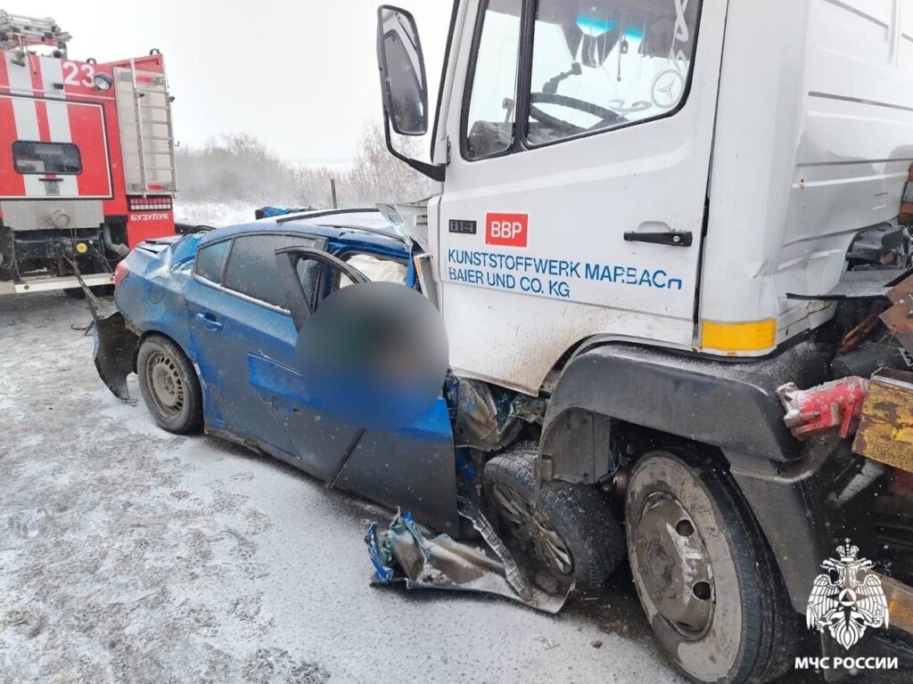 Предновогодняя трагедия в Оренбургской области: в ДТП с участием автовоза и легковушки погибли 4 человека