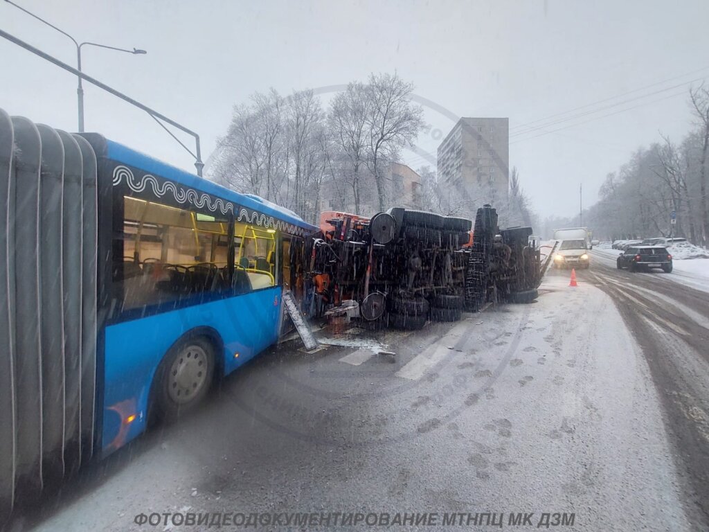 Снегоуборочная машина и автобус столкнулись на юге Москвы