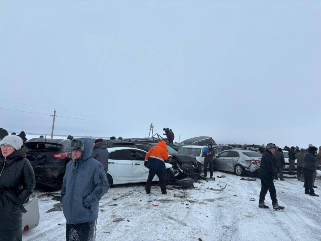 Видеорегистратор запечатлел момент массового ДТП в Казахстане, где столкнулись 95 автомобилей