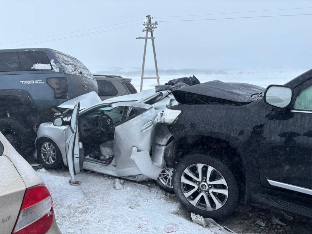 Видеорегистратор запечатлел момент массового ДТП в Казахстане, где столкнулись 95 автомобилей