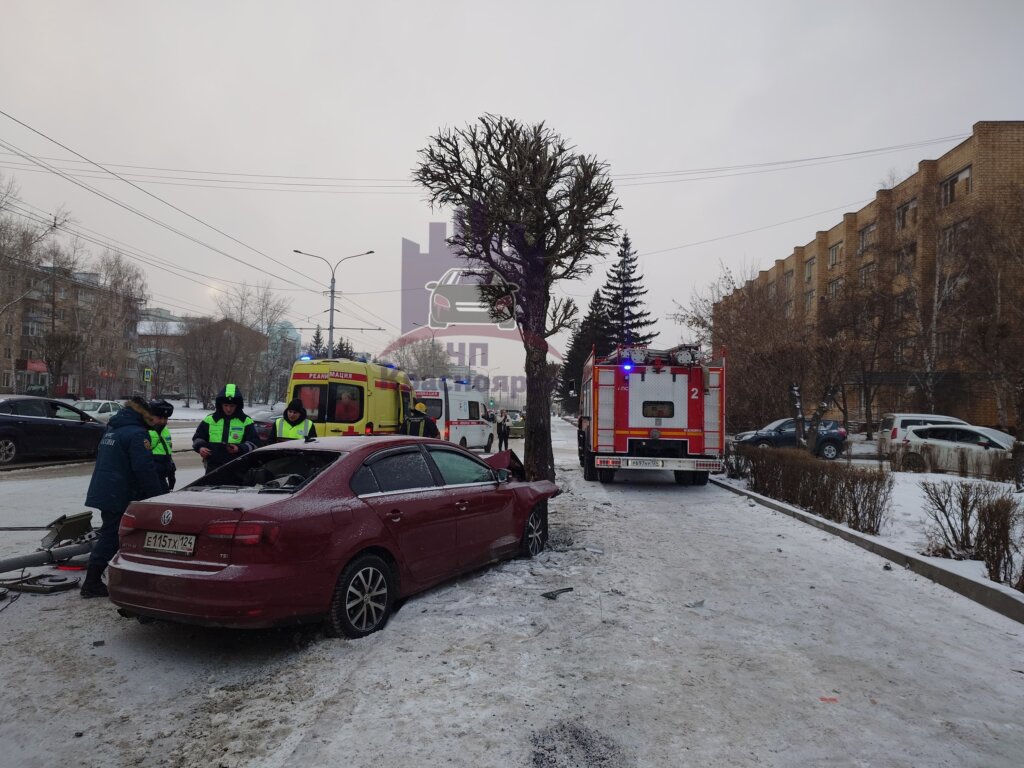 В Красноярске водитель &#171;Фольксвагена&#187; пытался уйти от столкновения с автомобилем и врезался в столб