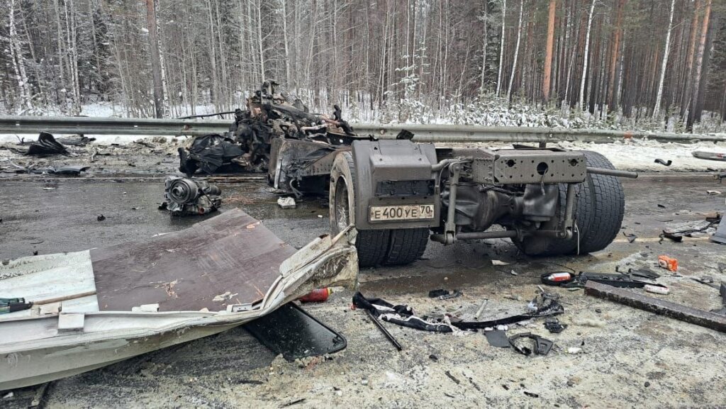 Одна фура сгорела, другой оторвало кабину в результате крупного ДТП с участием трёх большегрузов в Иркутской области