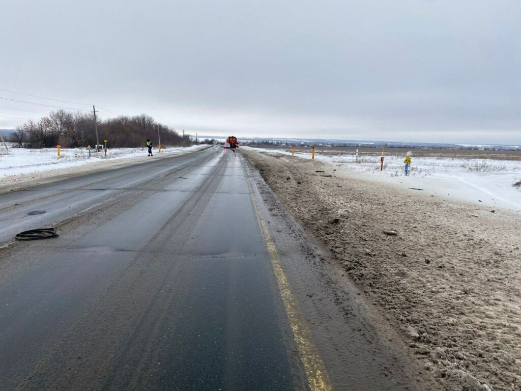 Фура с шампанским смяла легковой автомобиль под Самарой