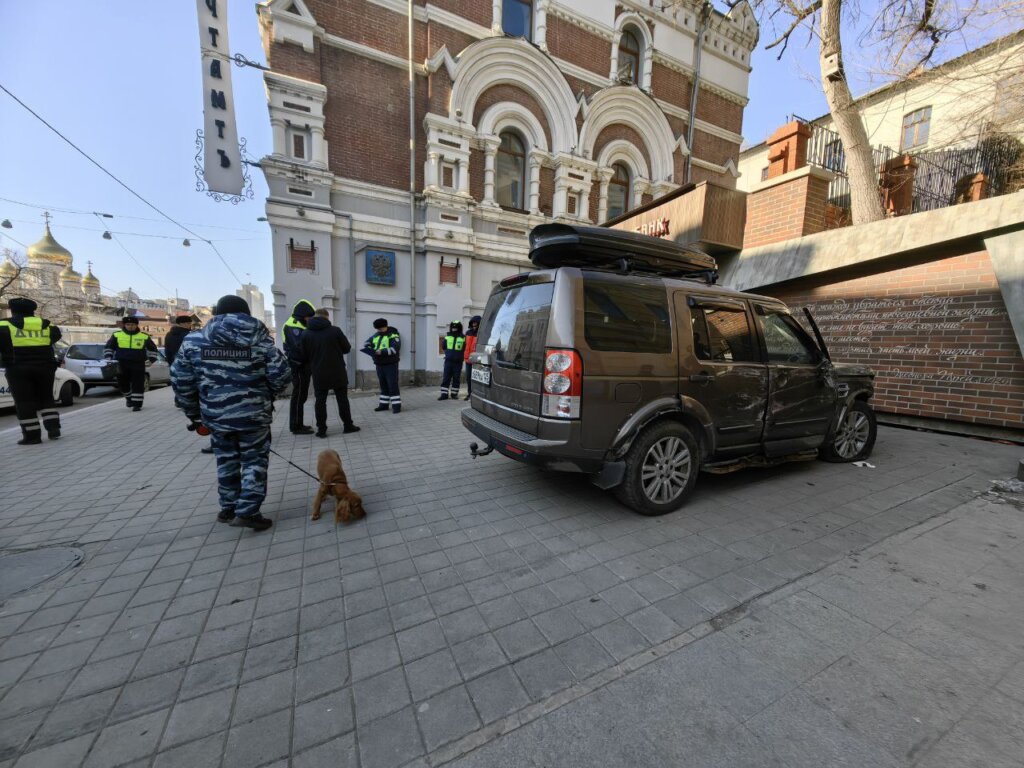 Во Владивостоке бывший следователь угнал внедорожник и врезался на нем в ворота храма