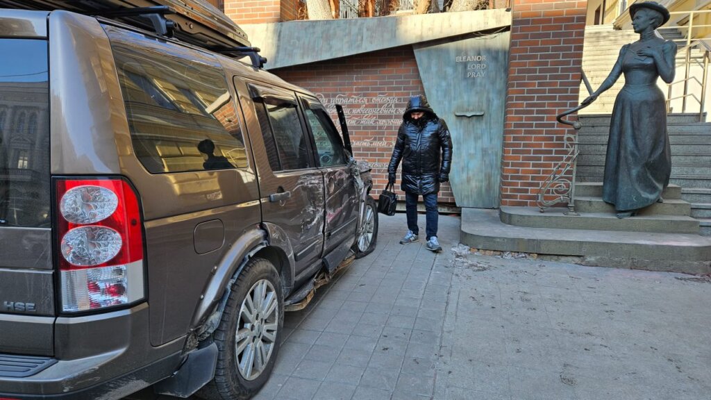 Во Владивостоке бывший следователь угнал внедорожник и врезался на нем в ворота храма