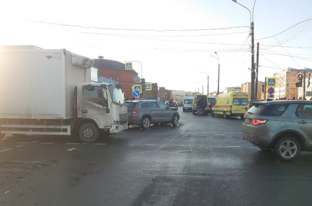 Иномарка пробила ограждение, упала в Обводный канал и утонула в результате ДТП в Петербурге