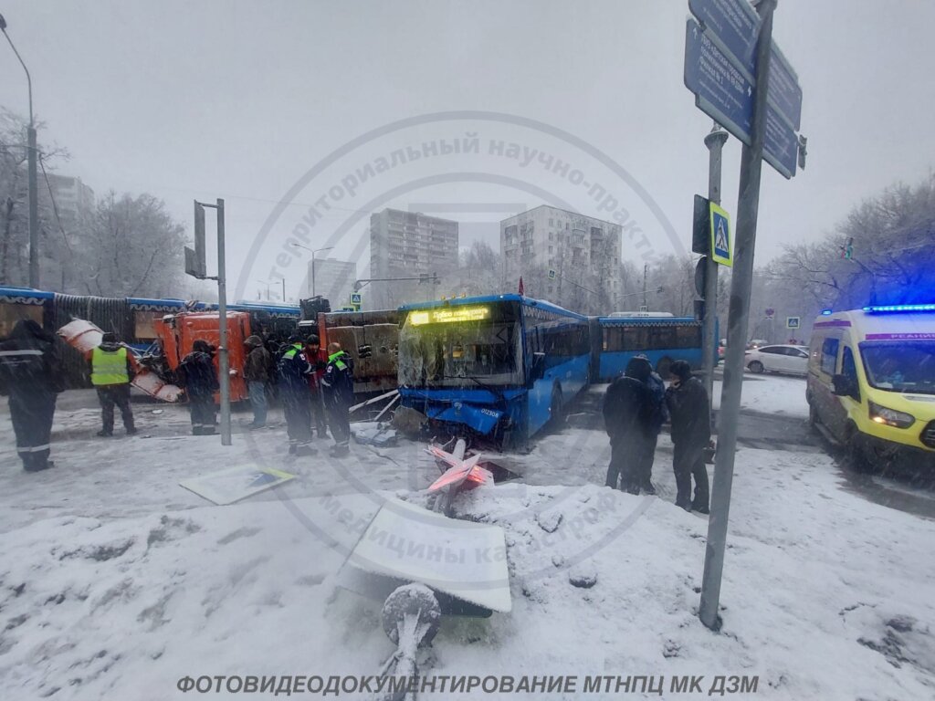 Снегоуборочная машина и автобус столкнулись на юге Москвы