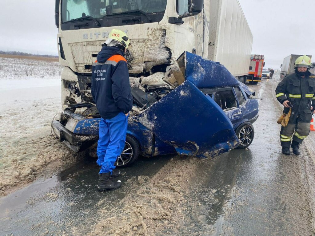 Фура с шампанским смяла легковой автомобиль под Самарой