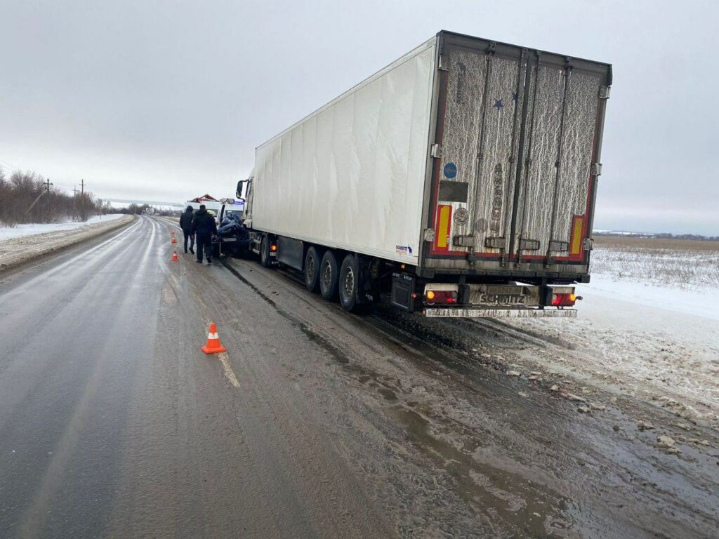 Фура с шампанским смяла легковой автомобиль под Самарой