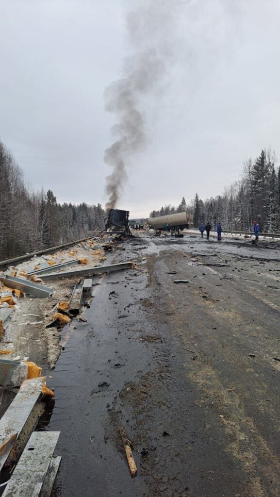 Одна фура сгорела, другой оторвало кабину в результате крупного ДТП с участием трёх большегрузов в Иркутской области