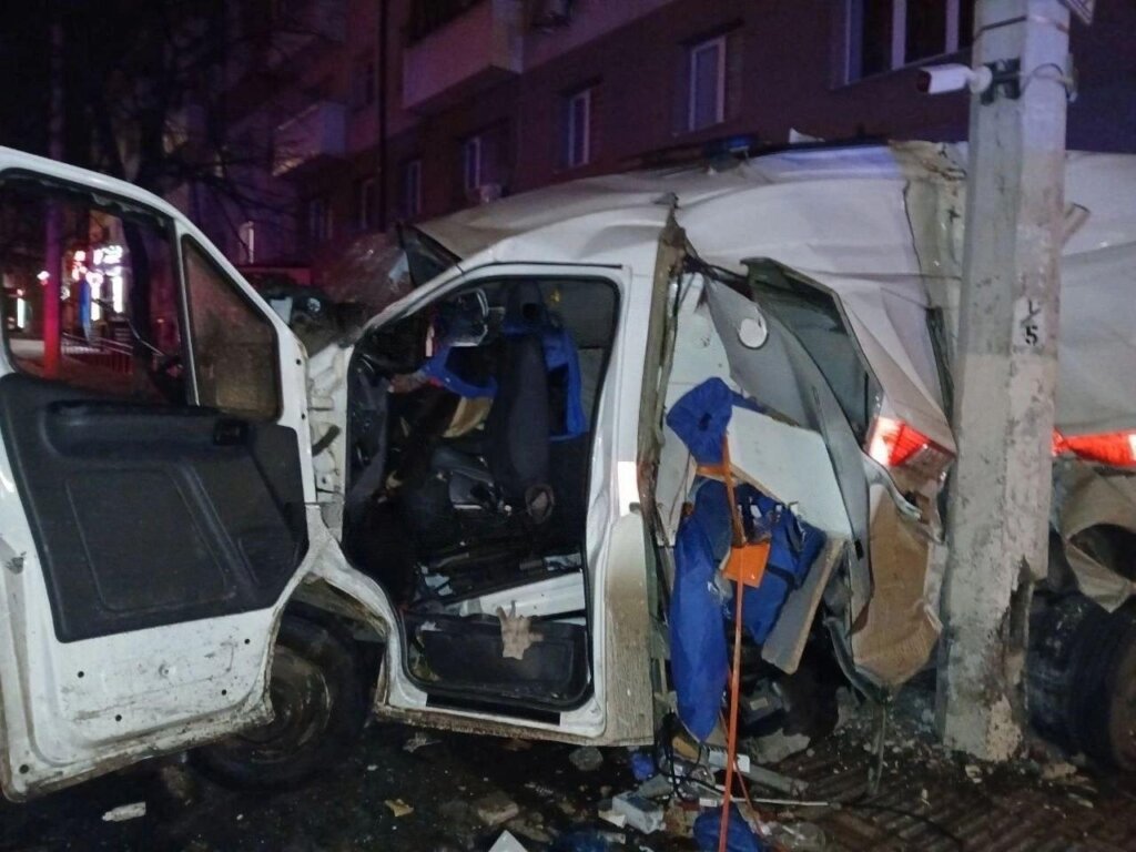 В Белгороде пьяный водитель на внедорожнике врезался в скорую помощь: погибли медики