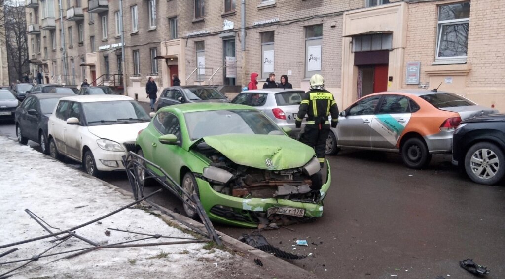 В Петербурге водитель автобуса давил автомобили и пешеходов