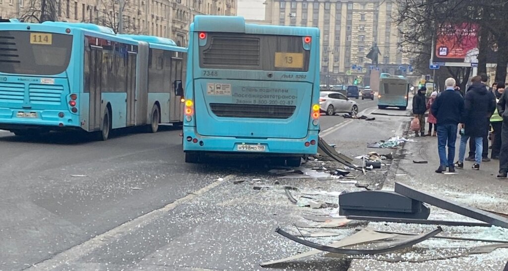 В Петербурге водитель автобуса давил автомобили и пешеходов