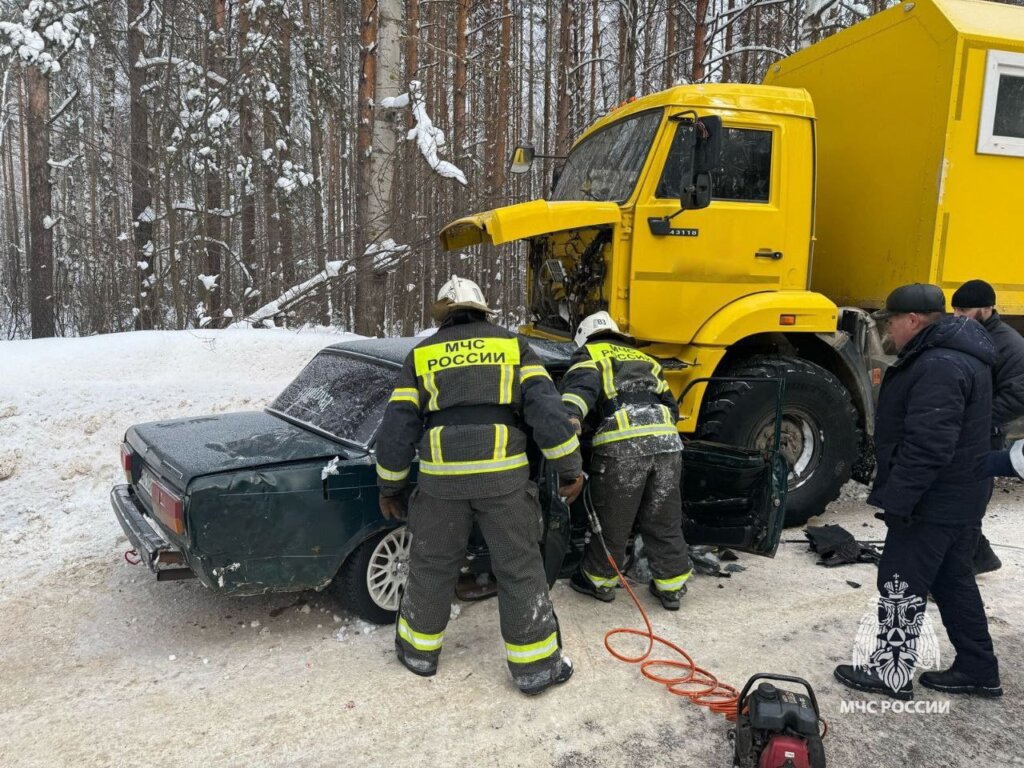 ВАЗ-2107 столкнулся со встречным грузовиком в Башкирии