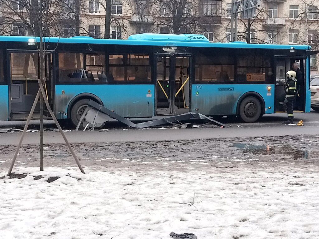 В Петербурге водитель автобуса давил автомобили и пешеходов