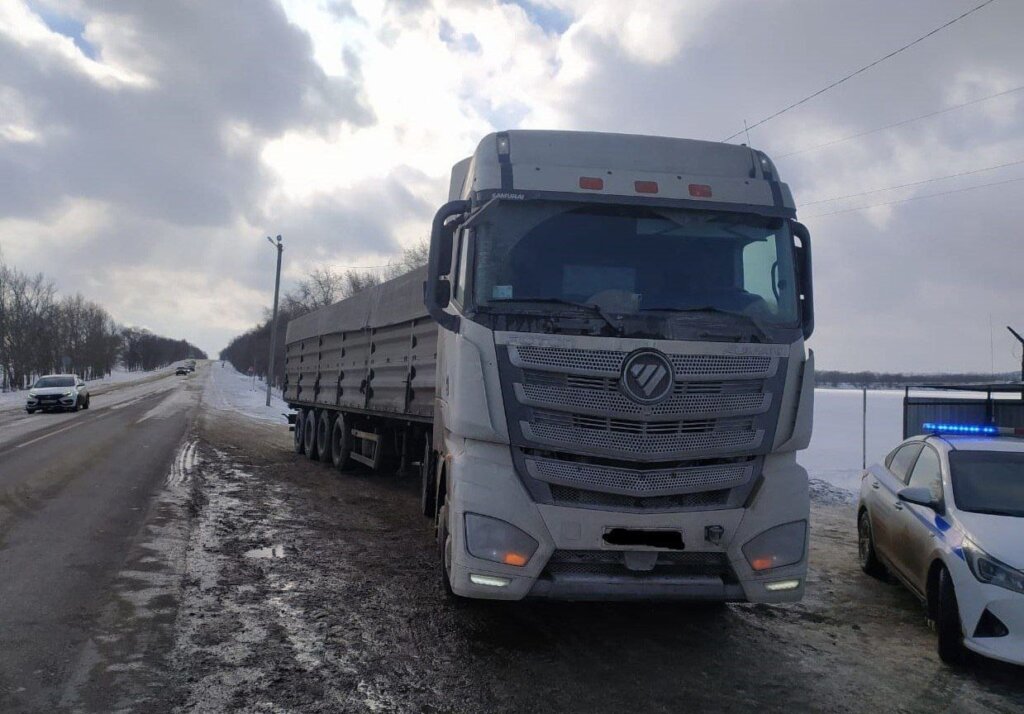 В Воронежской области отлетевший от фуры кусок льда пробил лобовое стекло автомобиля