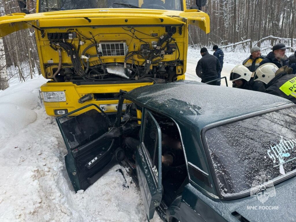 ВАЗ-2107 столкнулся со встречным грузовиком в Башкирии