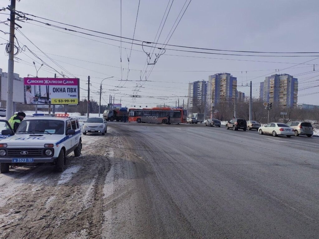 ДТП на перекрестке в Омске: водитель автобуса при повороте налево не уступил дорогу &#171;Мерседесу&#187;