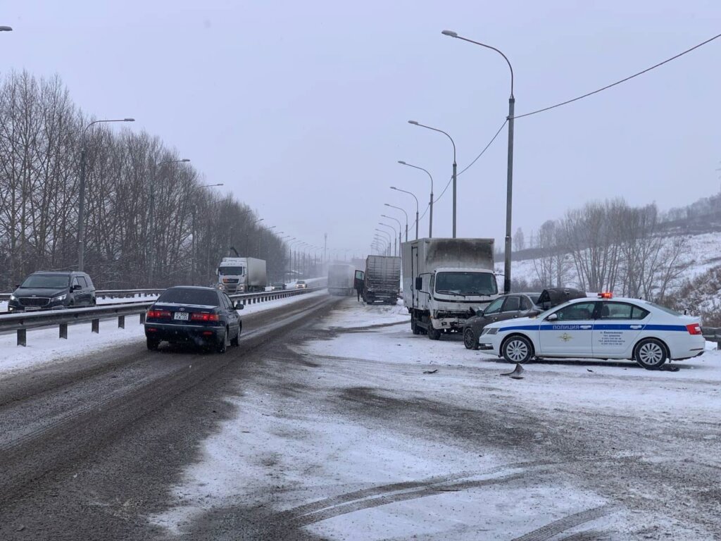 В объектив видеорегистратора попал момент массового ДТП на трассе &#171;Сибирь&#187;