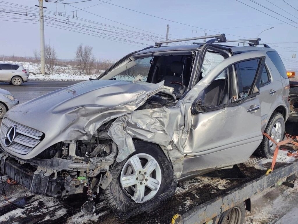 ДТП на перекрестке в Омске: водитель автобуса при повороте налево не уступил дорогу &#171;Мерседесу&#187;