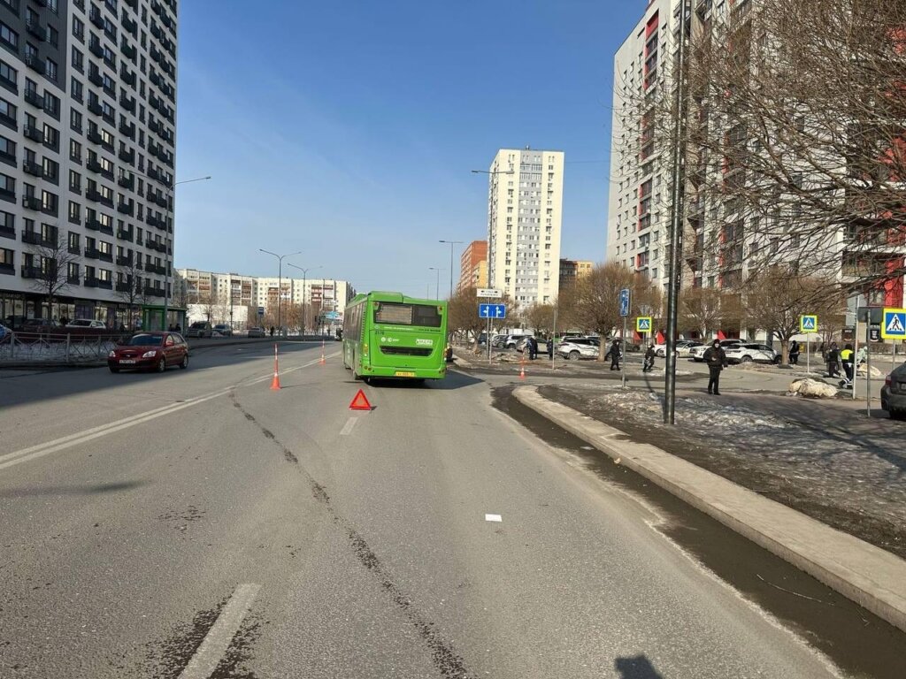 &#171;Шагнул под автобус&#187;: камера запечатлела момент наезда на подростка в Тюмени