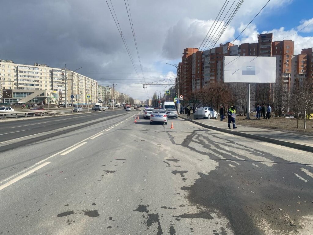 Автомобиль сбил пешеходов после столкновения с учебной машиной в Чебоксарах