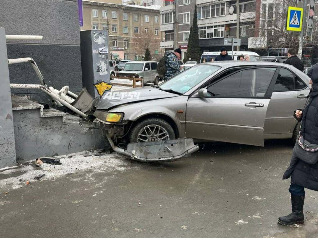 В Новосибирске в результате ДТП автомобиль вылетел на тротуар и едва не сбил пешеходов