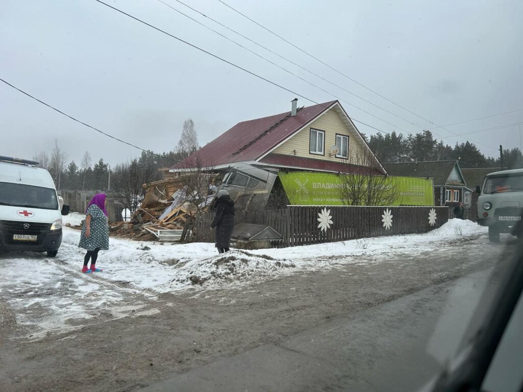 В Нижегородской области фура вылетела с дороги и врезалась в жилой дом