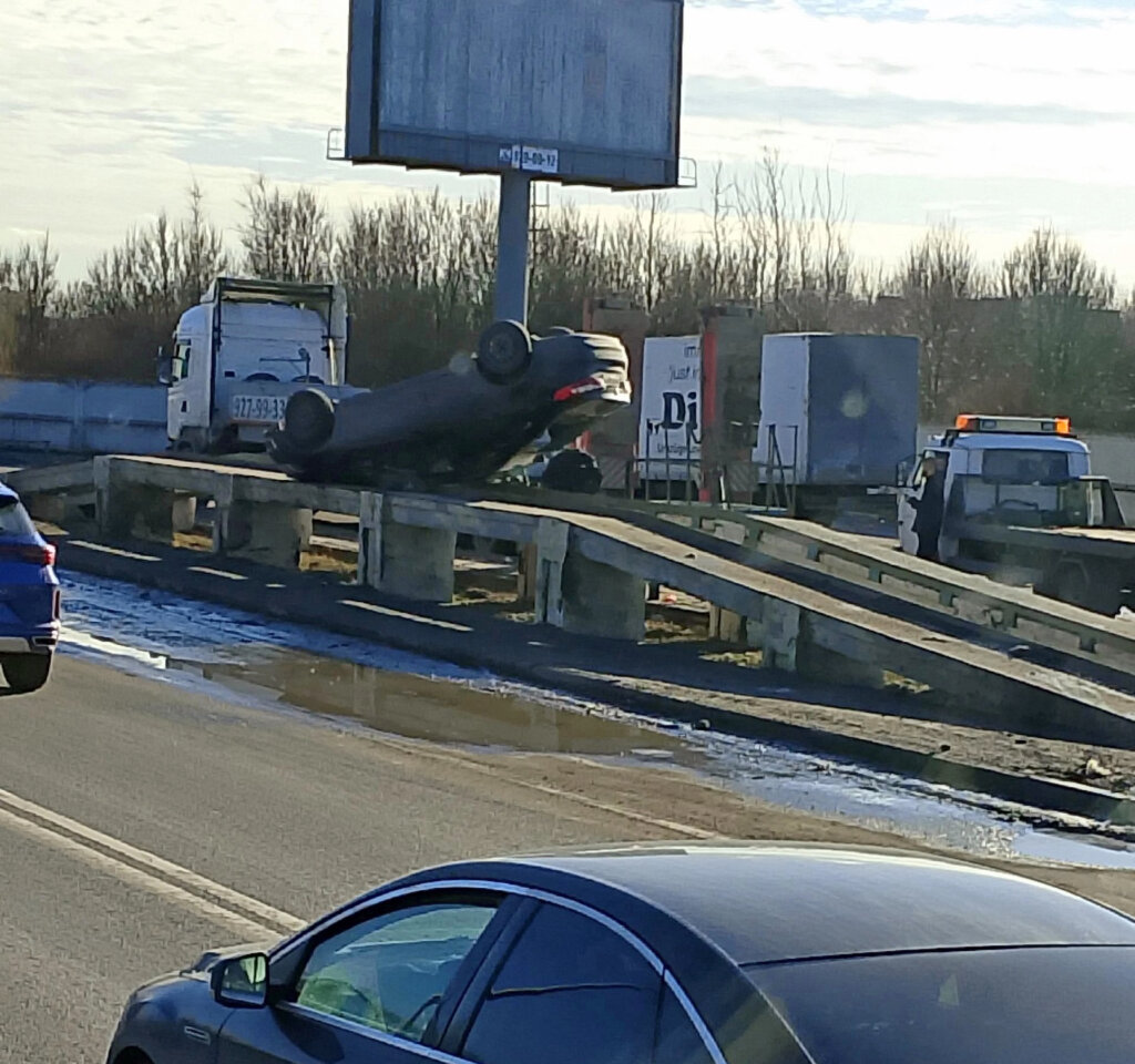 На КАД водитель седана играл в шашки за рулем и перевернулся