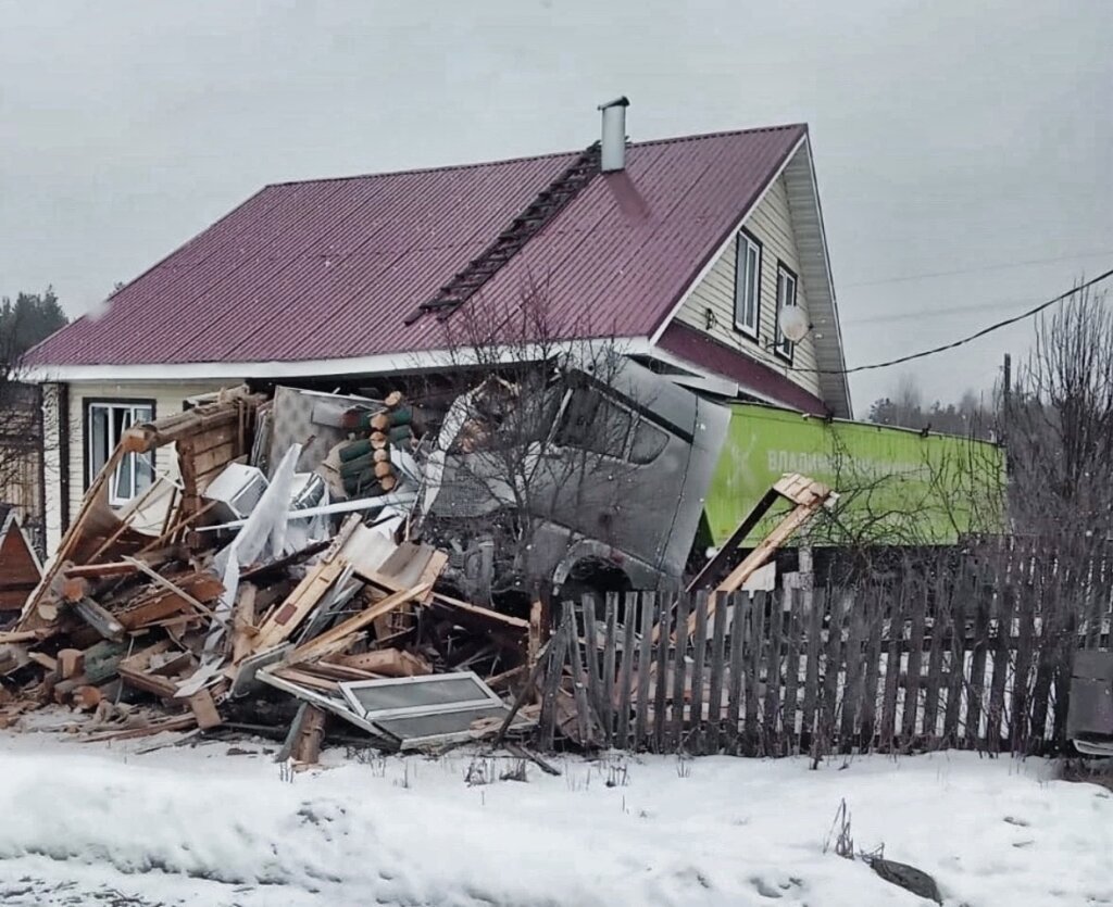 В Нижегородской области фура вылетела с дороги и врезалась в жилой дом