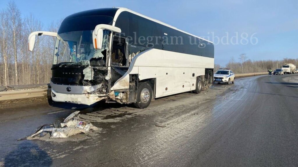 УАЗ разорвало на части от столкновения с автобусом в Югре