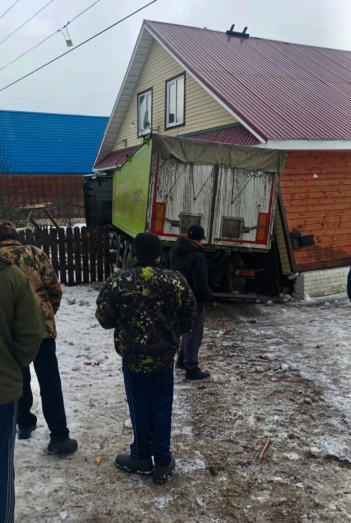 В Нижегородской области фура вылетела с дороги и врезалась в жилой дом