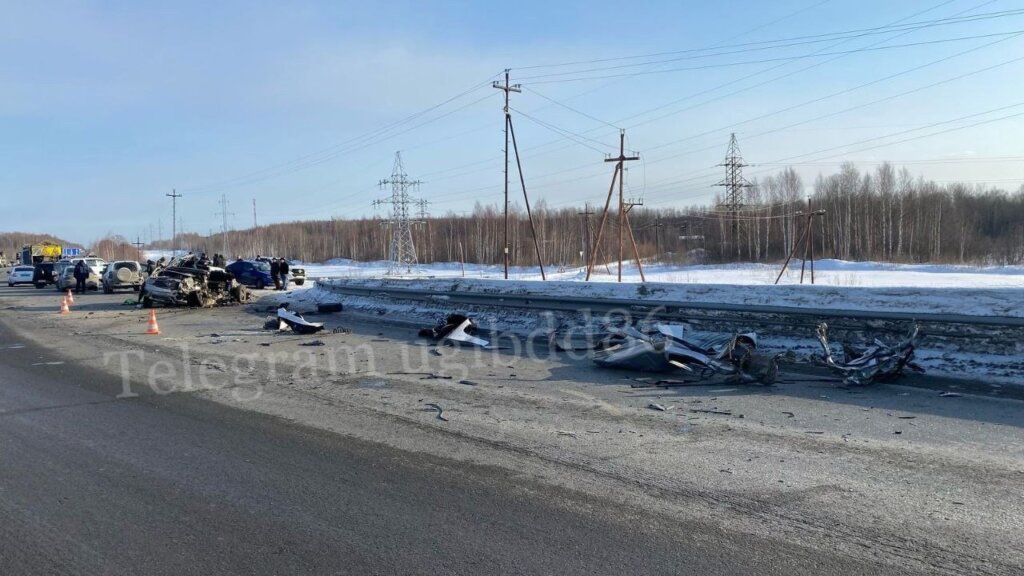 УАЗ разорвало на части от столкновения с автобусом в Югре