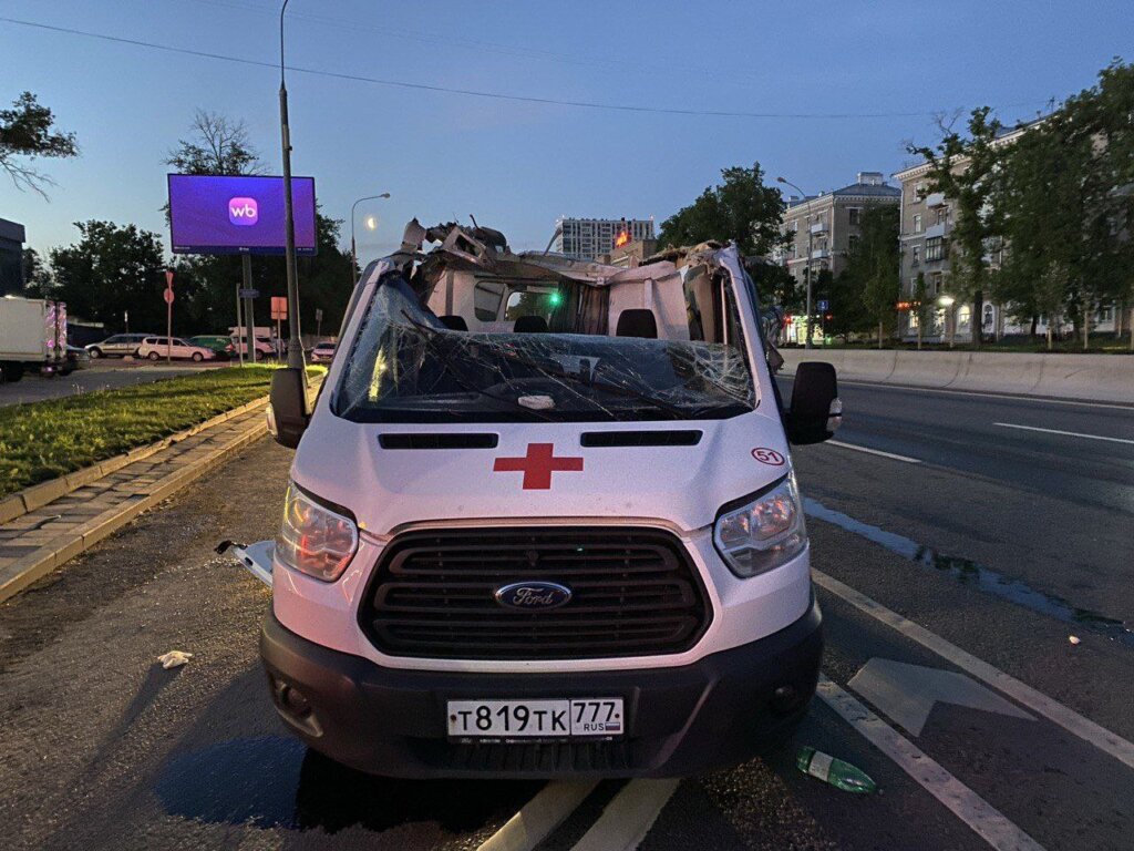 У скорой помощи срезало крышу в результате ДТП на Каширском шоссе