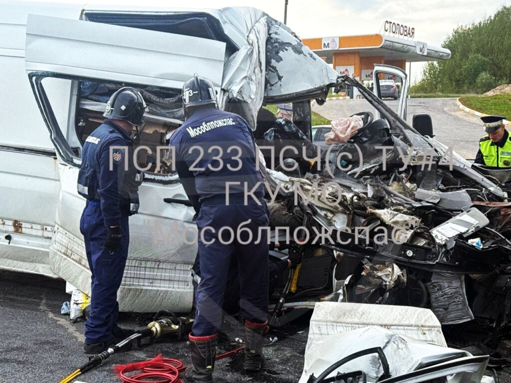 Микроавтобус столкнулся с грузовиком в Подмосковье: погибли 4 человека