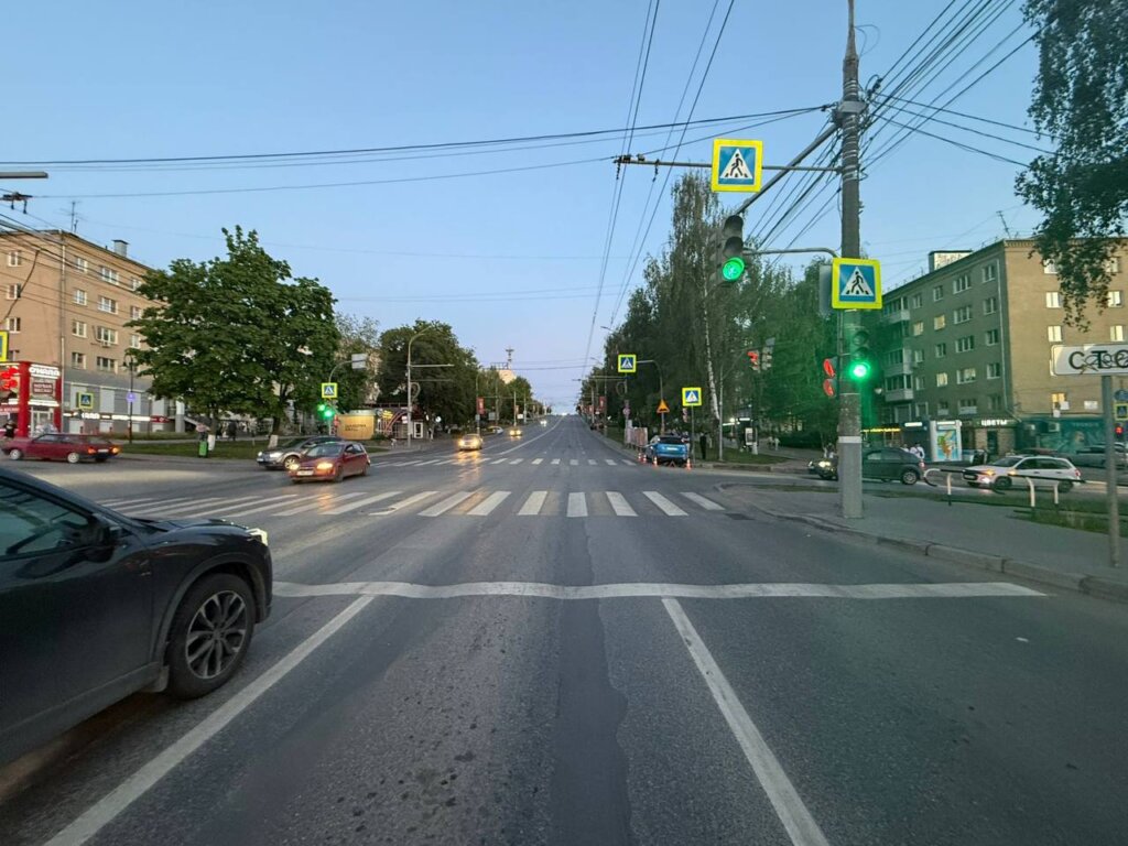 Момент ДТП на перекрестке в Ижевске: иномарка вылетела на тротуар и сбила парня с девушкой