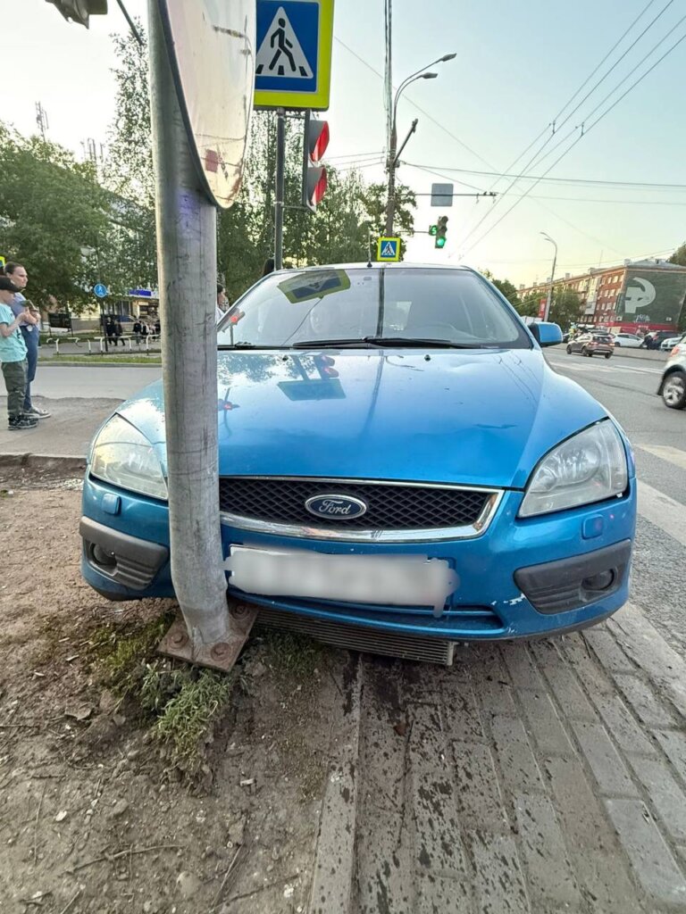 Момент ДТП на перекрестке в Ижевске: иномарка вылетела на тротуар и сбила парня с девушкой