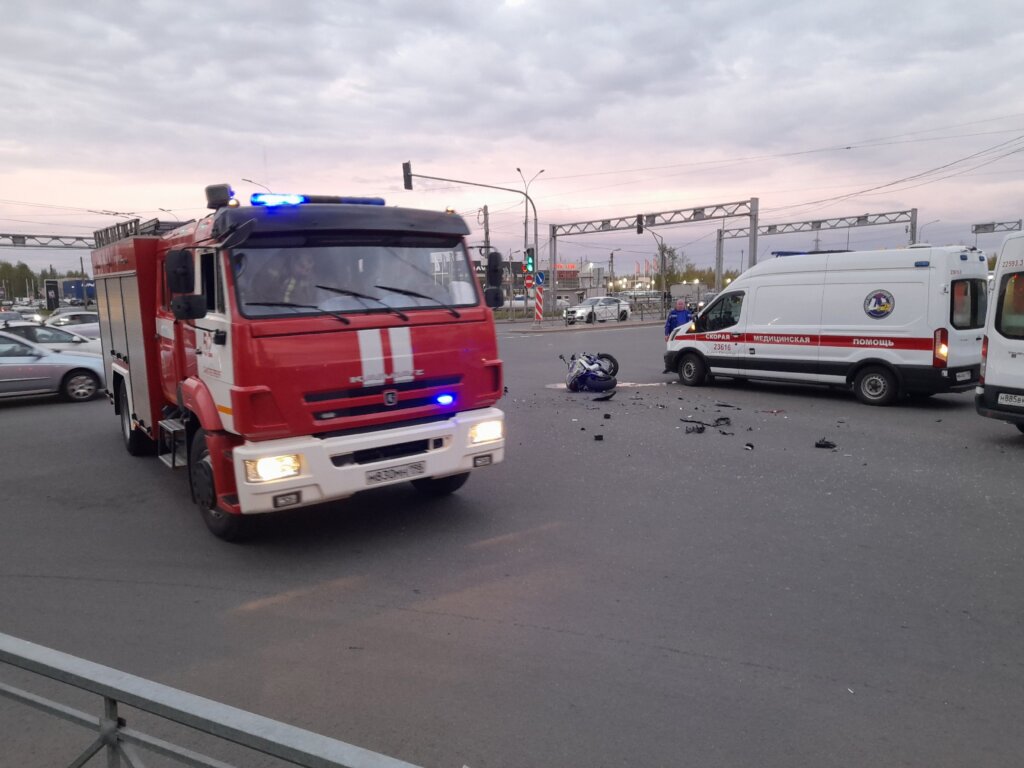 Полицейский и мотоциклист погибли в результате ДТП в Петербурге