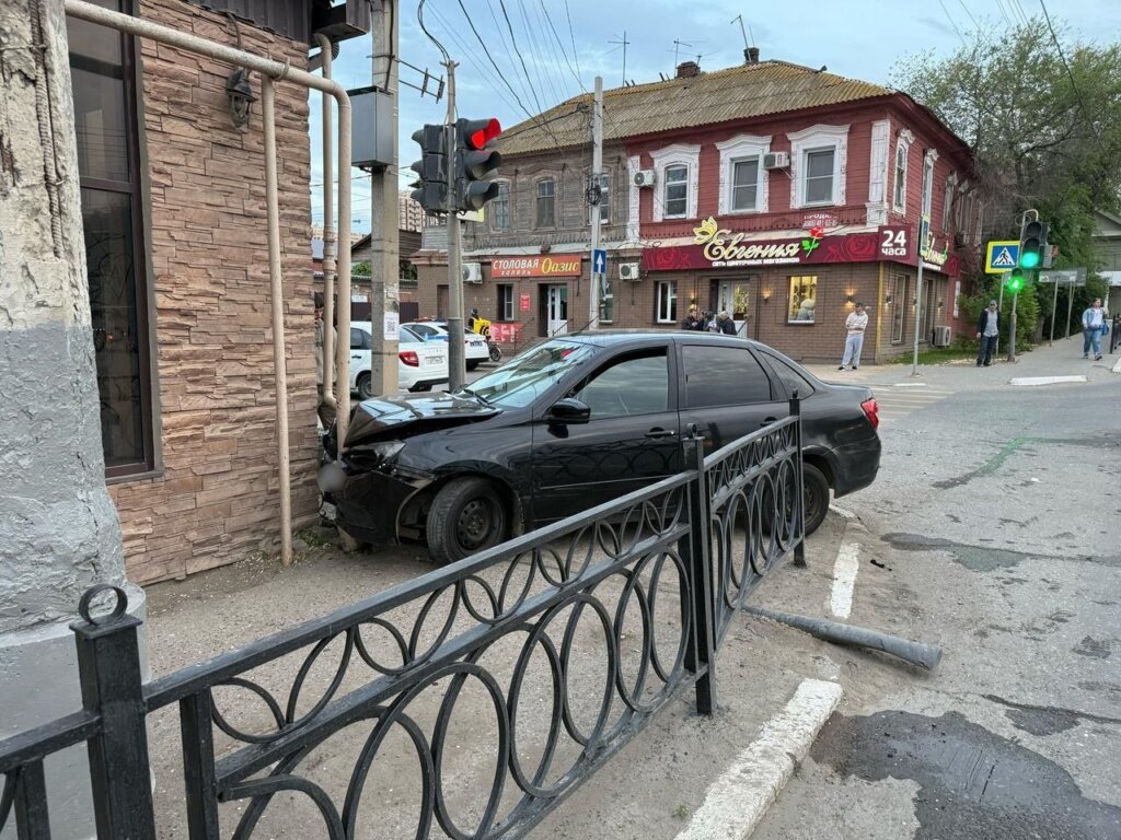 Момент ДТП в Астрахани: пенсионер на «Ниссане» не уступил дорогу «Гранте»