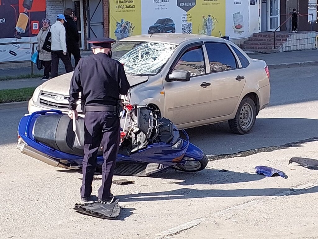 На Урале водитель автомобиля преградил путь мопеду, скрывавшемуся от сотрудников ДПС