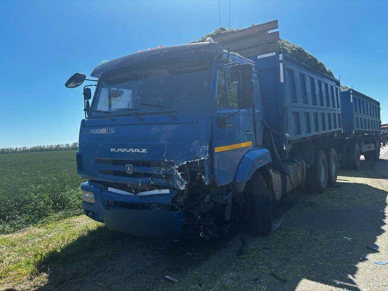 «Приору» смяло от столкновения с КамАЗом в Краснодарском крае