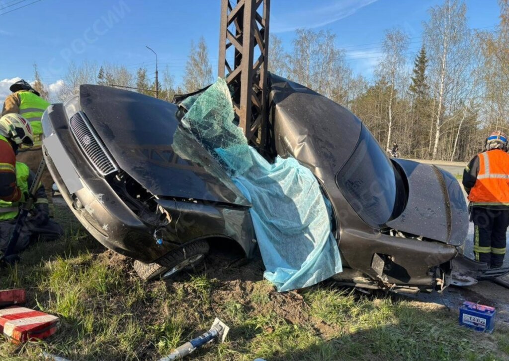 Легковой автомобиль намотало на столб на Ключевском шоссе в Петрозаводске