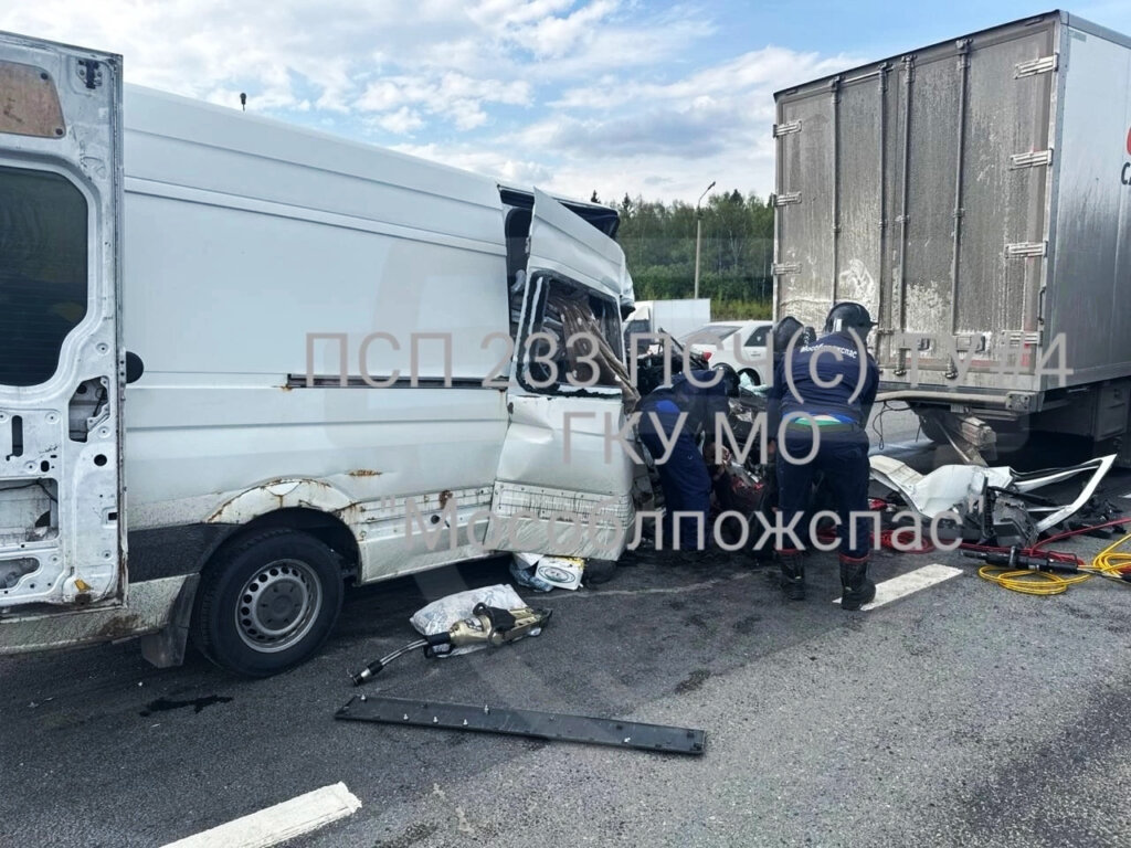 Микроавтобус столкнулся с грузовиком в Подмосковье: погибли 4 человека