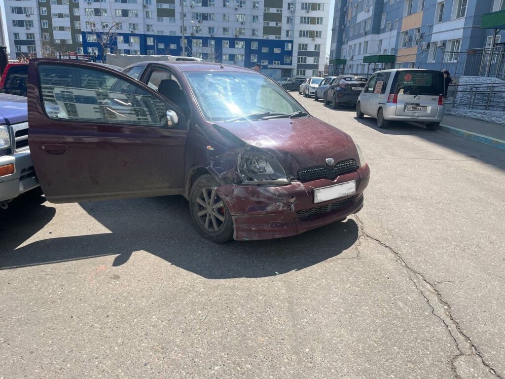 В Хабаровске пьяная женщина разбила во дворе несколько машин
