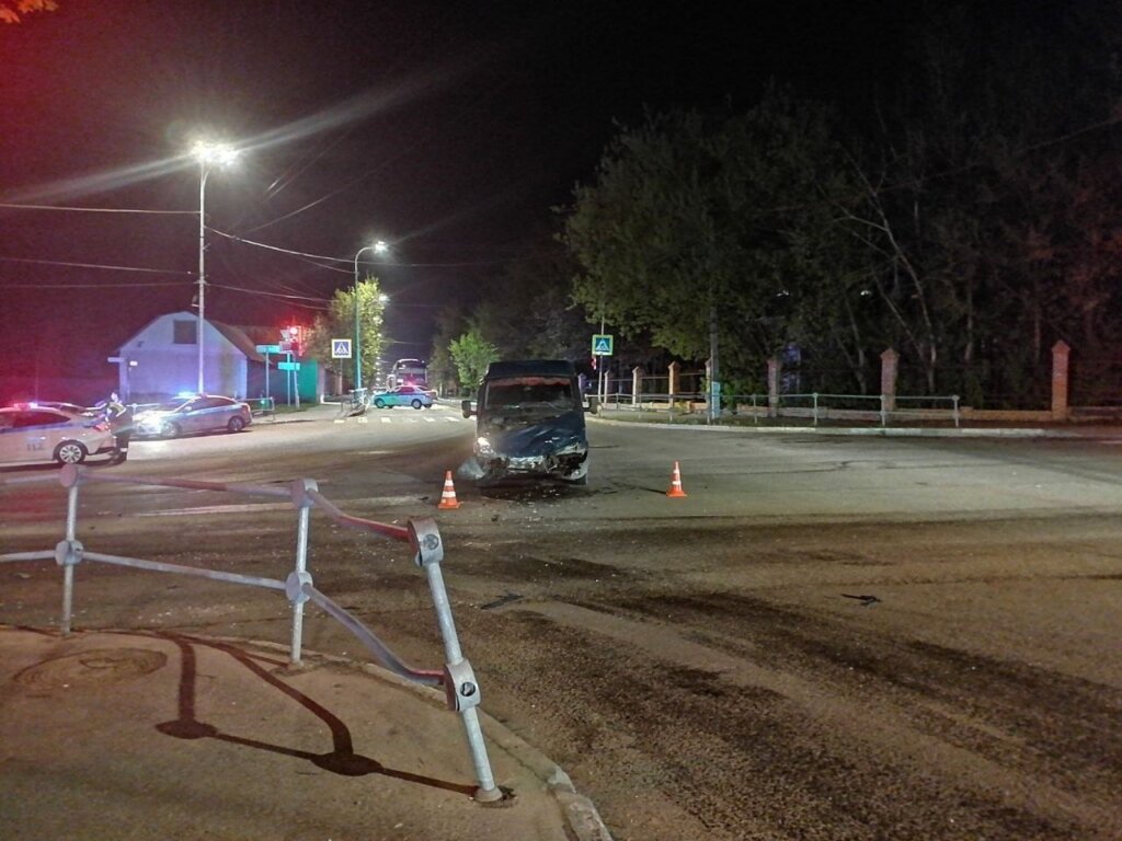 В Серпухове подросток на мотоцикле пытался проскочить на красный и попал в ДТП