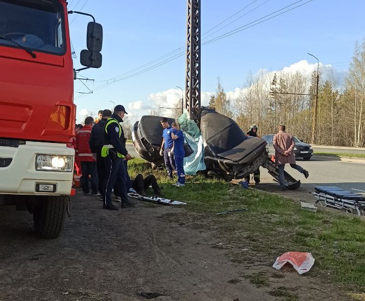Легковой автомобиль намотало на столб на Ключевском шоссе в Петрозаводске