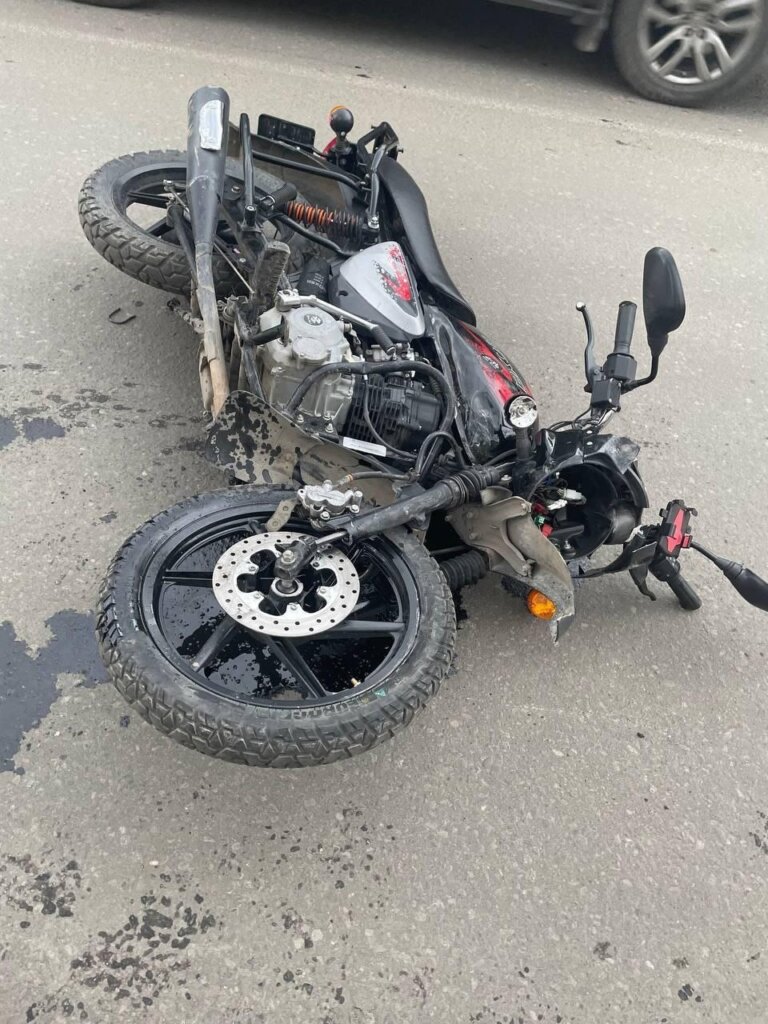 В Вологде байкерша не уступила дорогу автомобилю и оказалась в больнице