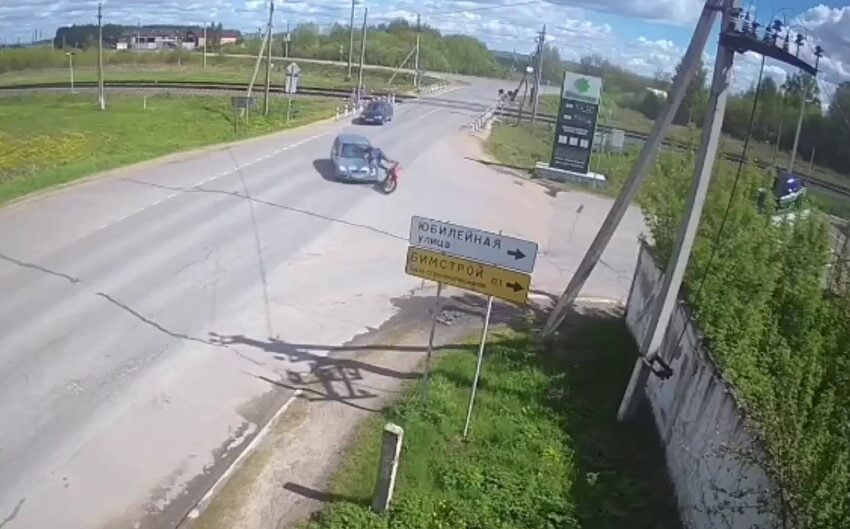 В объектив камеры попал момент столкновения мотоцикла и автомобиля в Марий Эл