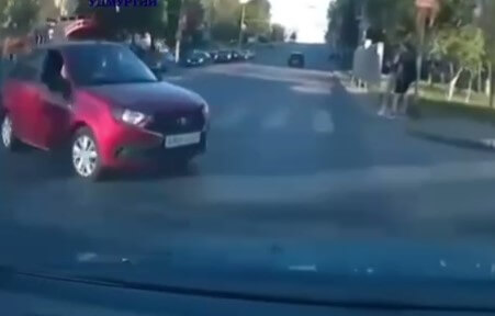 Момент ДТП на перекрестке в Ижевске: иномарка вылетела на тротуар и сбила парня с девушкой